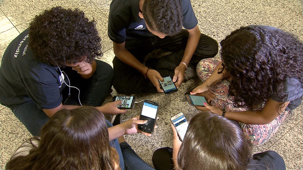 Tarcísio sanciona lei que proíbe celulares nas salas de aula