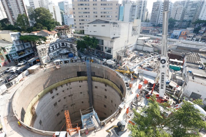 Desabamento abre cratera na Linha Laranja do Metrô de São Paulo